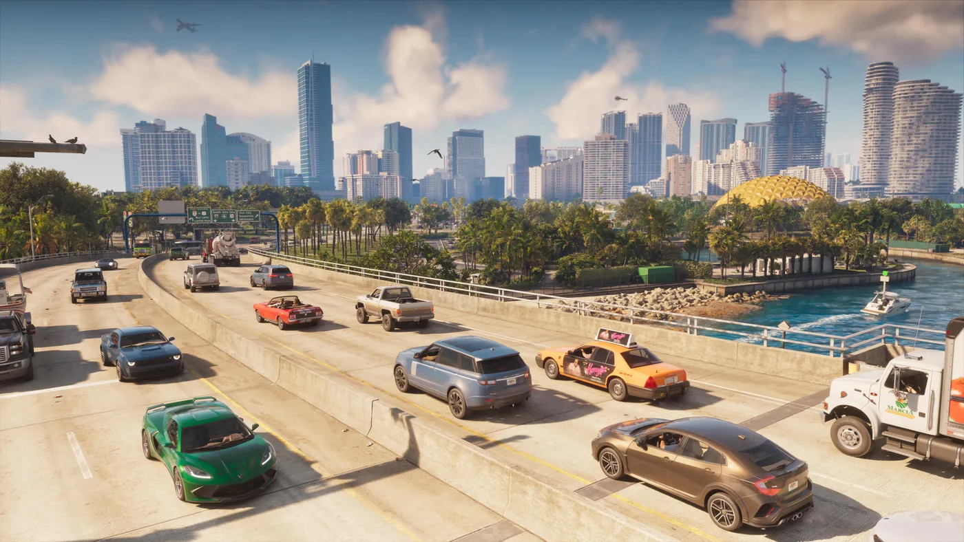 Trânsito numa autoestrada com o skyline de Vice City ao fundo